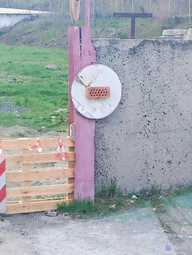 Дорожный знак "Въезд запрещён" по-макеевски