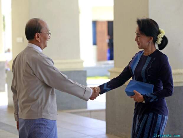 Президент Бирмы Тейн Сейн (слева) встретился с лидером оппозиции Аун Сан Су Чжи в своей резиденции в Нейпьидо, столице Мьянмы.