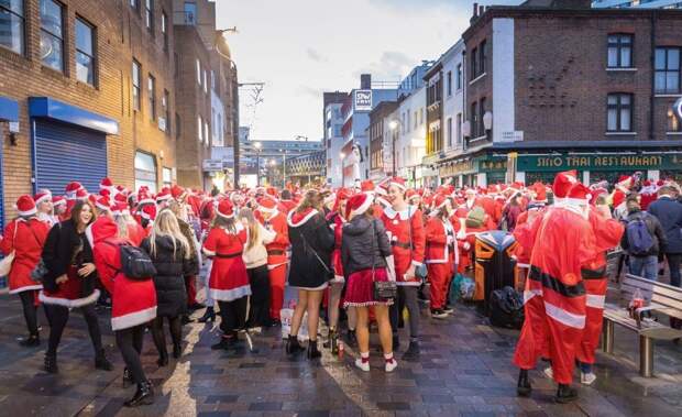 Santacon London 2018: грандиозная попойка Санта-Клаусов в Лондоне