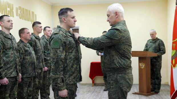 На фото: министр обороны РФ Андрей Белоусов вручил государственные награды отличившимся военнослужащим группировки «Запад». 