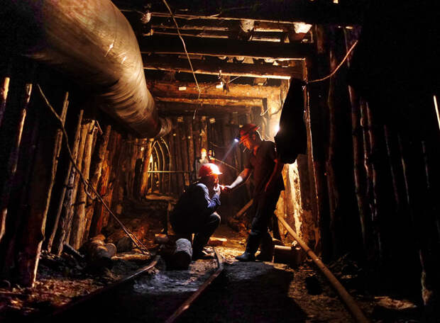 Рабочие в шахте по добыче марганца
