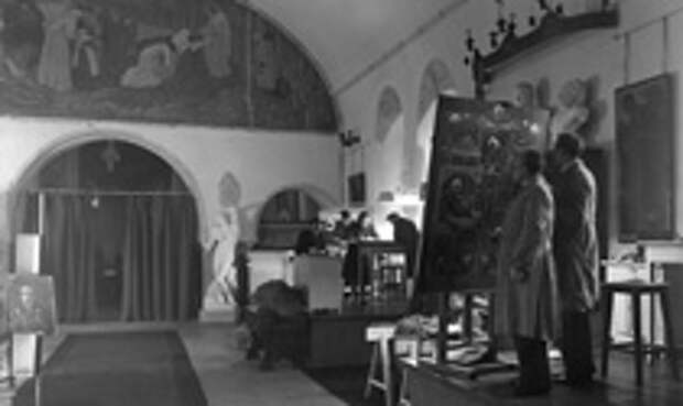 Отдел реставрации древней живописи, разместившийся в храме Покрова. 1948 г.