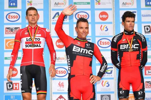 Philippe Gilbert waves from the podium                                                                                                                               (фото: Tim de Waele/TDWSport.com)