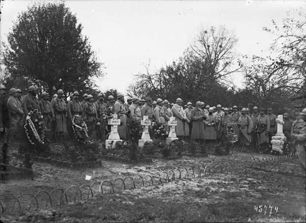 Солдаты у мемориала на Кладбище Рой. Ноябрь 1915 года. Фото: Agence Rol / National Library of France