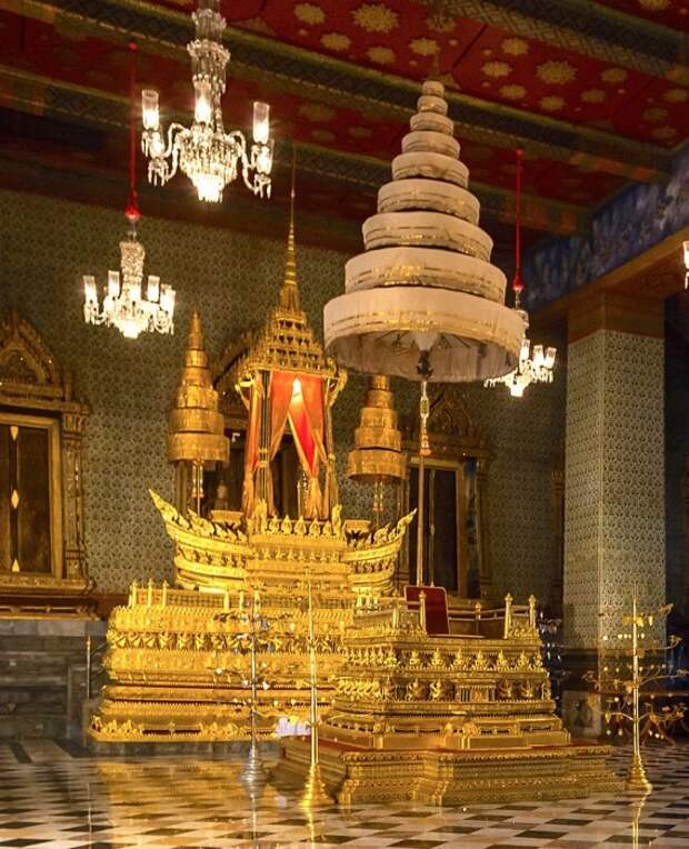 Королевский Девятиярусный зонтик над Троном Пхуттана Канчанасингхата в Тронном зале Амарина Винитчая, Большой дворец, Таиланд 