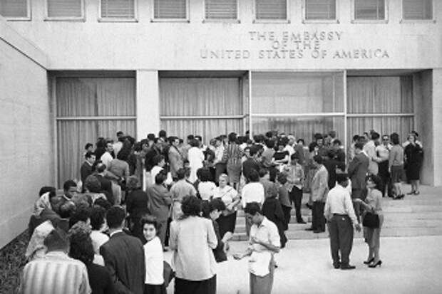 Очередь кубинцев, надеющихся получить американскую визу, перед посольством США в Гаване, 3 января 1961 года