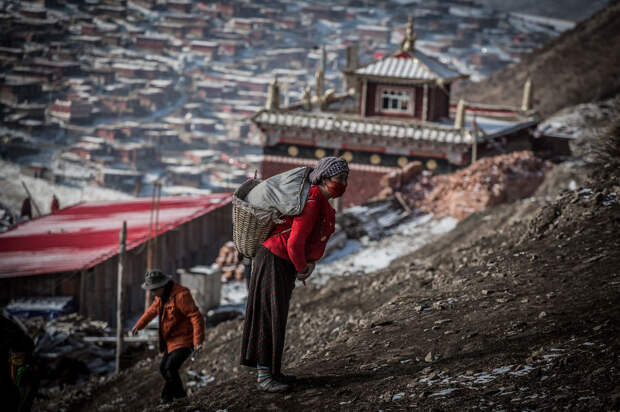 Здесь живут и простые тибетцы  Сертар, китай, монах