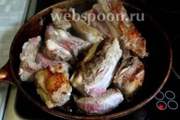 Перевернуть мясо и обжарить до румяности со всех сторон.