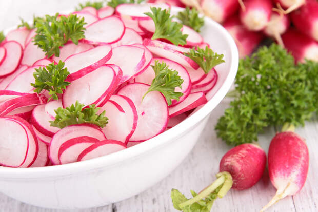 Салат с редисом: лучшие витаминные рецепты