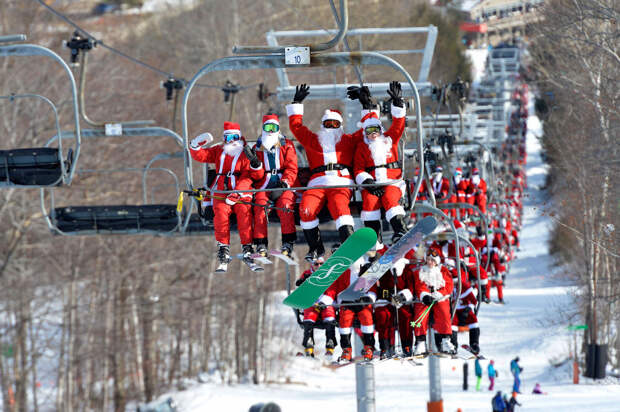 Санта-Клаус едут на лыжном подъемнике в штате Мэн