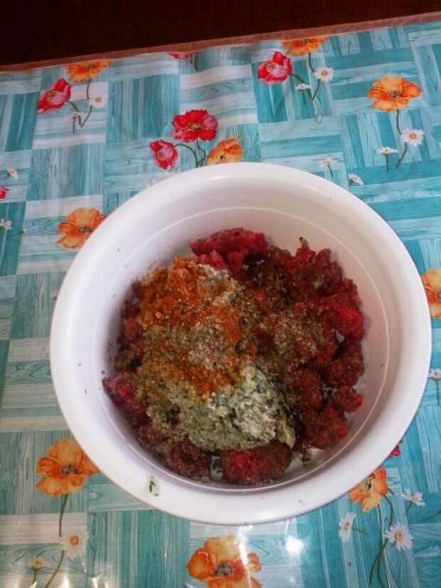 Фото №3 рецепта "Ханум в  сковородке" : Смешиваю говяжий фарш и измельчённые овощи, солю, перчу, перемешиваю.