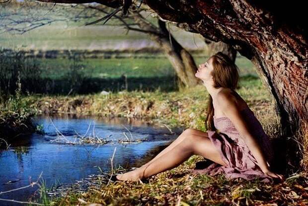 девушка сидит у реки