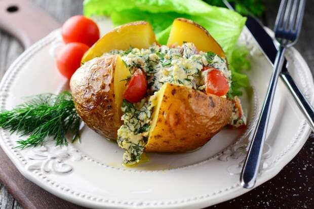 Печеный картофель с творогом и помидорами черри
