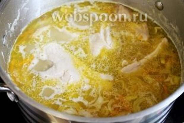 Добавить измельчённое мясо.