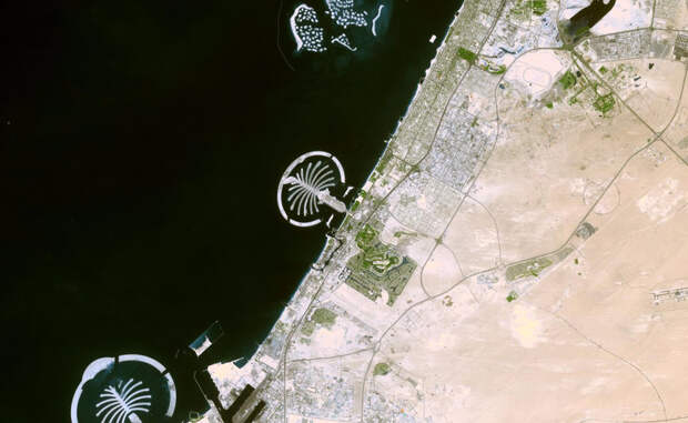 Пальмовые острова в Дубае Набор антропогенных островов расположен неподалеку от побережья Дубая. Несколько лет подряд рабочие без устали выбирали песок со дна Персидского залива, а затем распыляли его так, чтобы он принял нужную форму.