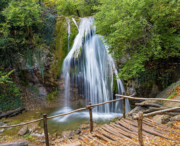 Сказочно красивые природные локации Крыма: озёра, скалы, водопады