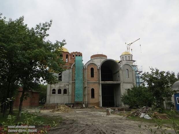 Строящийся собор Архангела Михаила