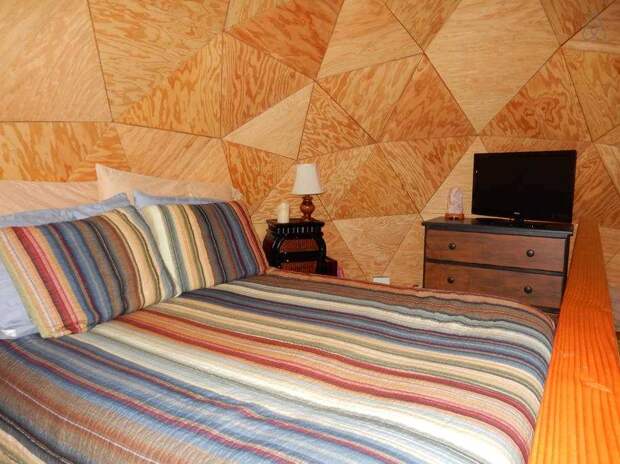 Внутри домика-гриба - самого популярного сдаваемого в аренду объекта на Airbnb