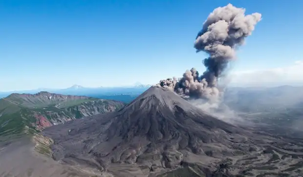 Карымский вулкан на Камчатке выбросил десятикилометровый столб пепла