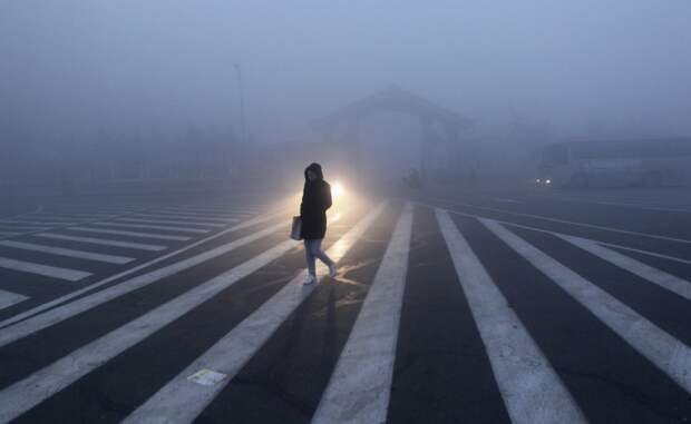 Женщина переходит дорогу в городе Чанчунь загрезнение, китай, природа