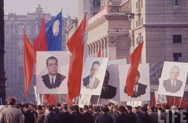 СССР Праздничная демонстрация (фото у гостиницы Москва)