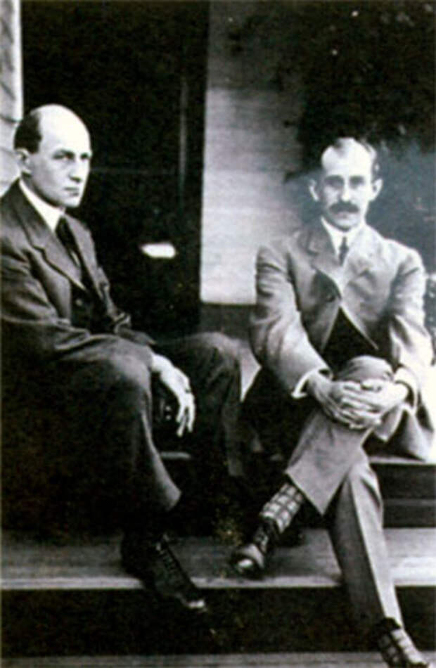 Уилбер (1867-1912) (слева) и Орвилл Райты (1871-1948)