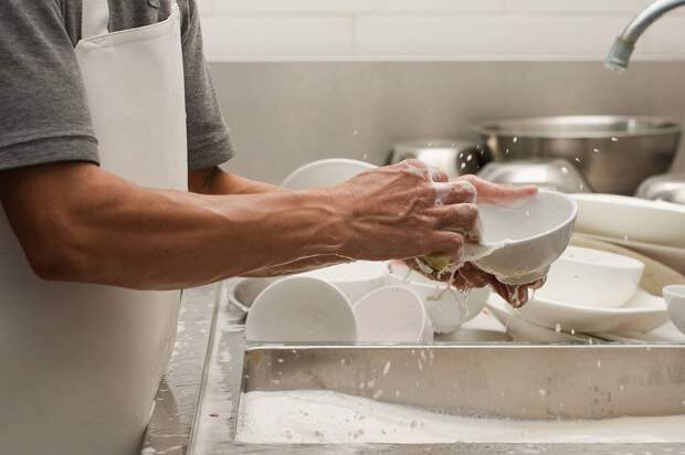 Названа скрытая опасность губок для мытья посуды