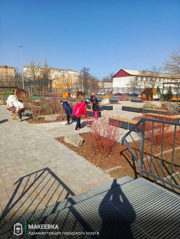 Радостные жители Макеевки, вместе с Единой Россией,и мальчиком с камерой