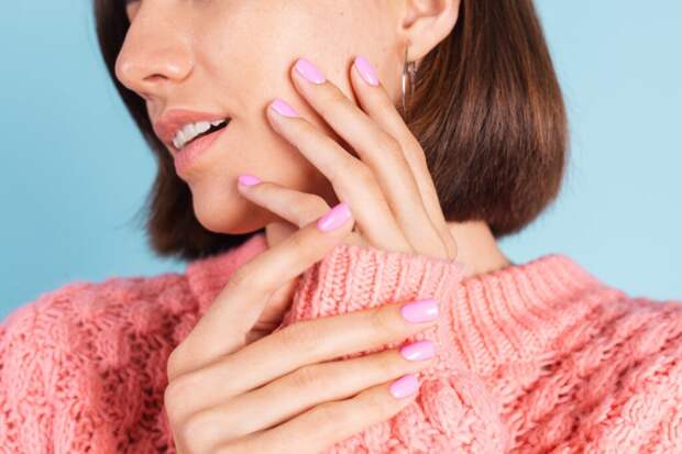 beauty-concept-pretty-woman-with-bright-pink-nail-color-manicure-wall-1024x683 Подобираем маникюр под образ: полезные советы
