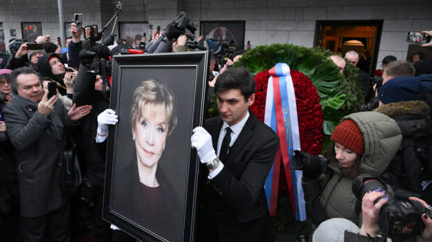 Под аплодисменты дочери и поклонников: в Москве простились с Верой Алентовой