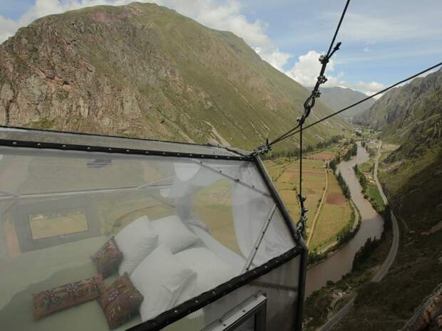 Прозрачный отель-капсула на скале, Перу. Фото