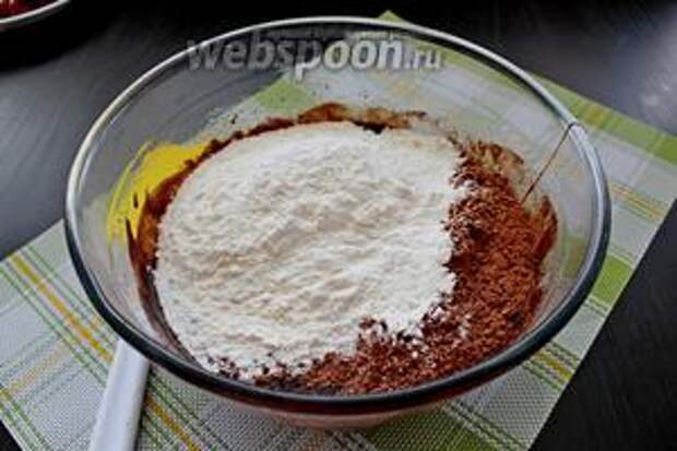 Добавляем просеянную муку с какао порошком и солью.
