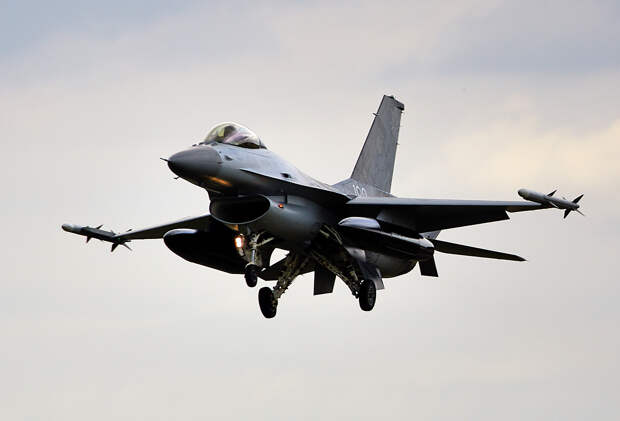 Летчик Попов: Киев будет прятать F-16 на скрытых аэродромах на Западной Украине