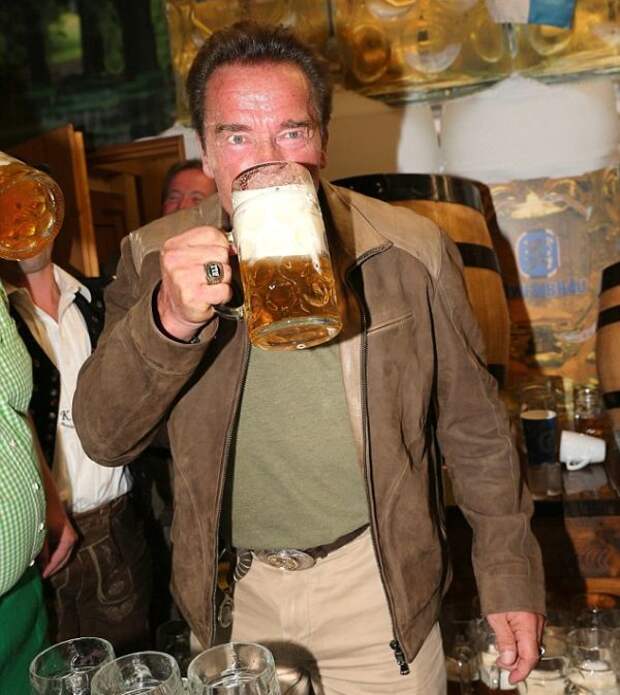 Арнольд Шварценеггер показал, как нужно пить пиво на фестивале Октоберфест (7 фото)
