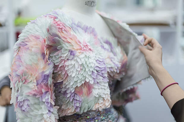 Наряд Maison Lemarié для весенней коллекции Chanel Haute Couture 2014 года © lejournalflou.com