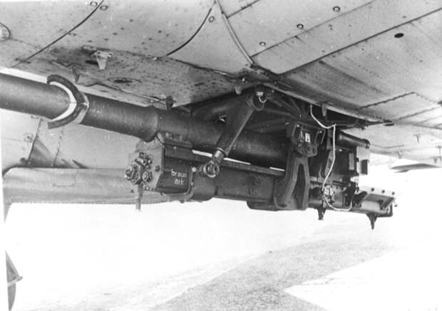 52. 75-миллиметровая пушка Bk7.5 крупным планом под фюзеляжем немецкого штурмовика Hs-129 ВОВ 1941-1945, вмв, война