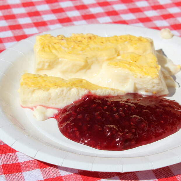 Kalvdans is often served with jam.