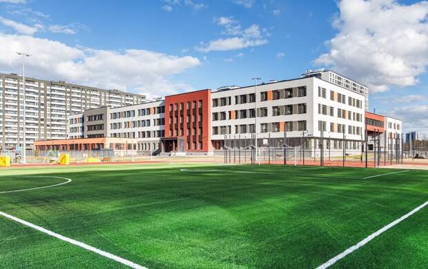 На севере Петербурга ввели в эксплуатацию школу на 1550 мест