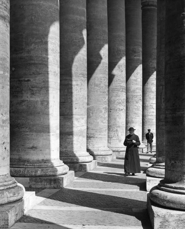 The-colonnade-St-Peter’s-Square-1960-rome-768x951.jpg