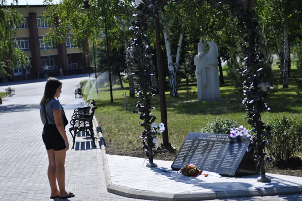 Аллея в донецке погибшим. Аллея погибших детей в Донецке. Аллея детей в Донецке. Памятник аллея ангелов в Донецке. Памятник погибшим детям Донбасса в Донецке.