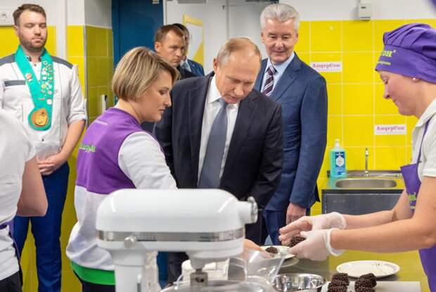 Владимир Путин и Сергей Собянин попали прямо на мастер-класс по созданию инновационных блюд / Фото: Агентство «Москва»