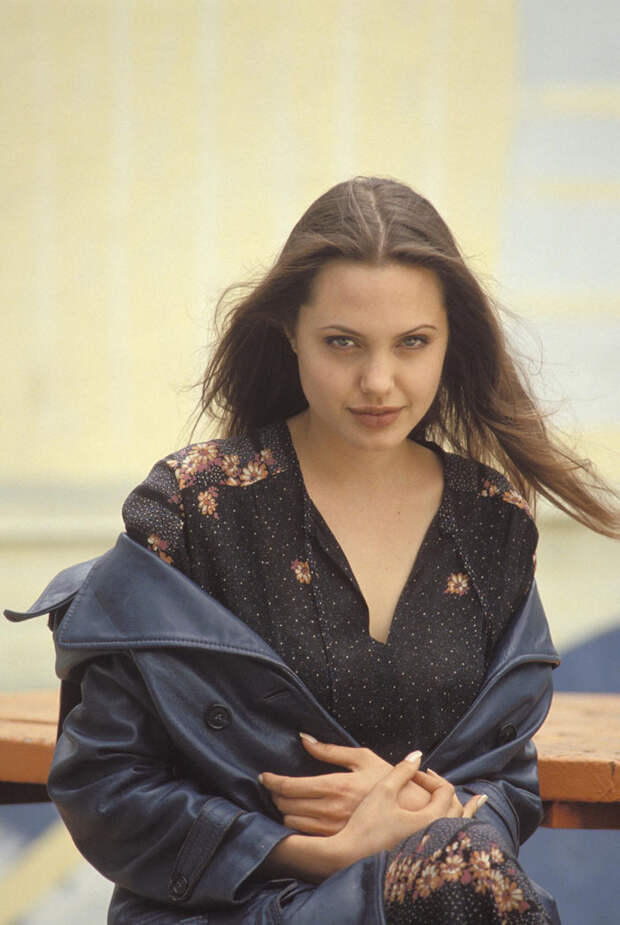 Анджелина Джоли (Angelina Jolie) в фотосессии Мишеля Буркара (Michel Bourquard) (1994), фото 6