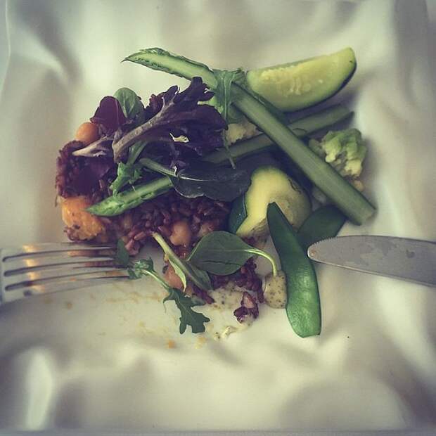 На обед Ксения съедает горстку риса и пару ломтиков огурца. Фото: Instagram.