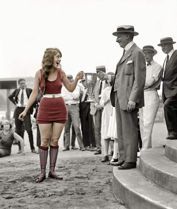 Ева Фриделл получает свой кубок на конкурсе красоты в Вашингтоне 5 августа 1922 года 1920-е, история, конкурс красоты, мисс вселенная, цветные фотографии