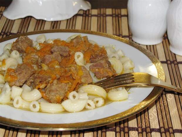 Подавать в горячем виде тушеное мясо можно с любым гарниром