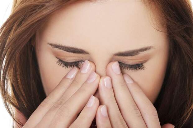 16. Во время насморка или аллергии намажьте область вокруг носа вазелином. Так вам удастся избежать натертости и боли вазелин, применение, способ