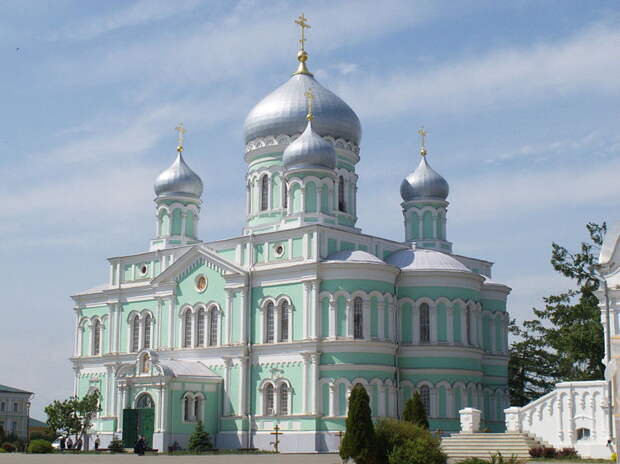 File:Троицкий собор в Дивеево, 2012-05-23.jpg