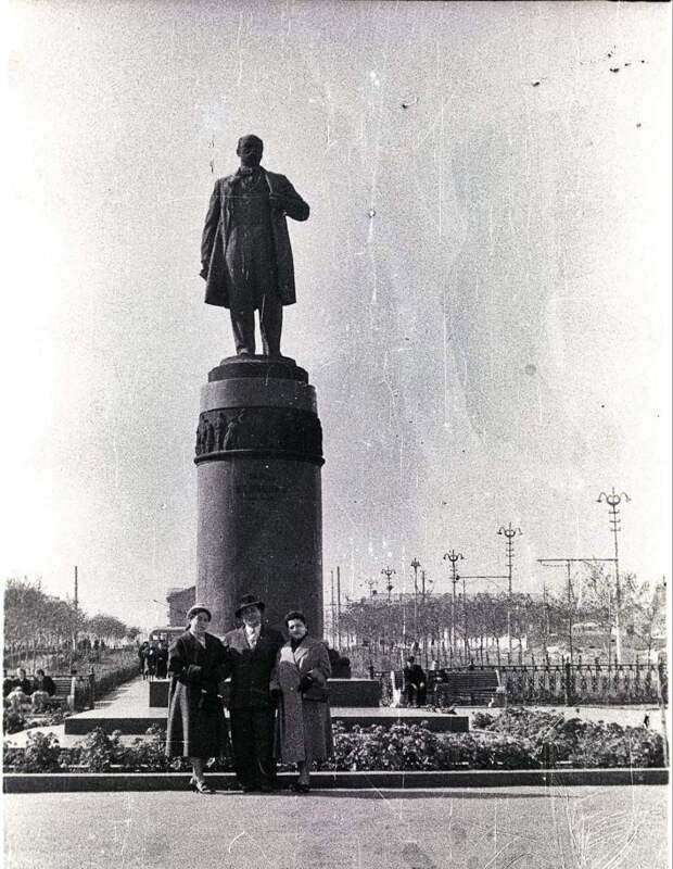 Жители  Сталино у памятника Шевченко, фото примерно 1956-58 годов.