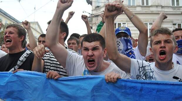 Фанаты «Динамо» избили гостей Киева и отняли у них знамена