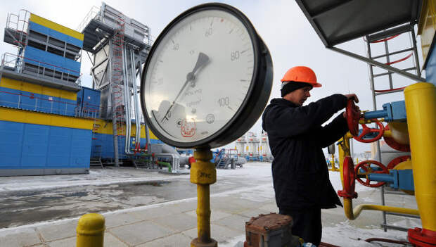 Работник Нафтогаза на газокомпрессорной станции Бобровницкая. Архивное фото